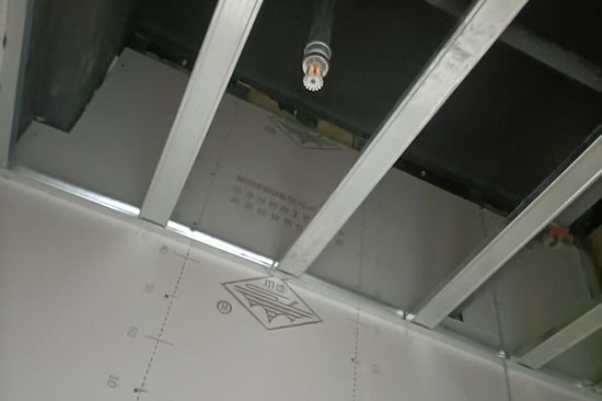 底商改造为超市的消防施工场景